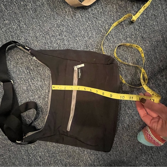 Baggallini black crossbody GUC - #103 - Picture 4 of 4